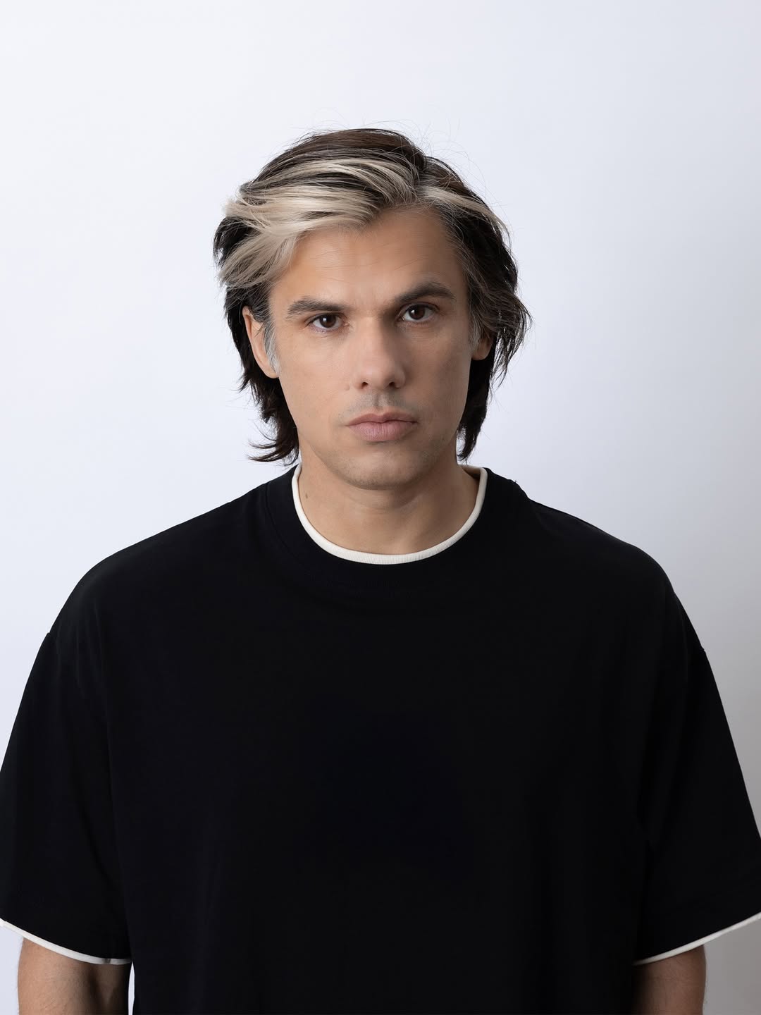 Orelsan, #1 du Top albums France avec 58 000 ventes pour ‘La fuite en avant’, 3ème meilleur démarrage de l’année 2025