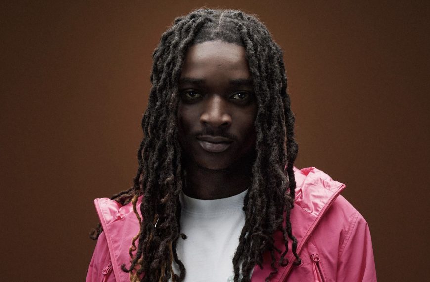 Top albums France: La Rvfleuze, #1 pour la 2ème semaine d&rsquo;affilée avec son 1er album, une perfomance rare depuis 10 ans